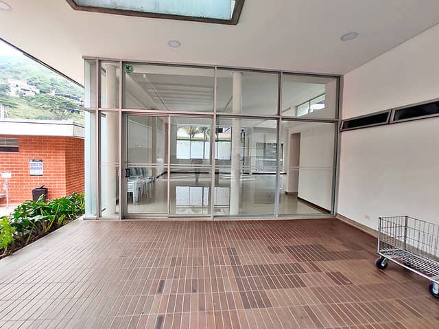 Apartamento en Venta en Loma De Los Bernal, Medellín con garaje con REF 1245