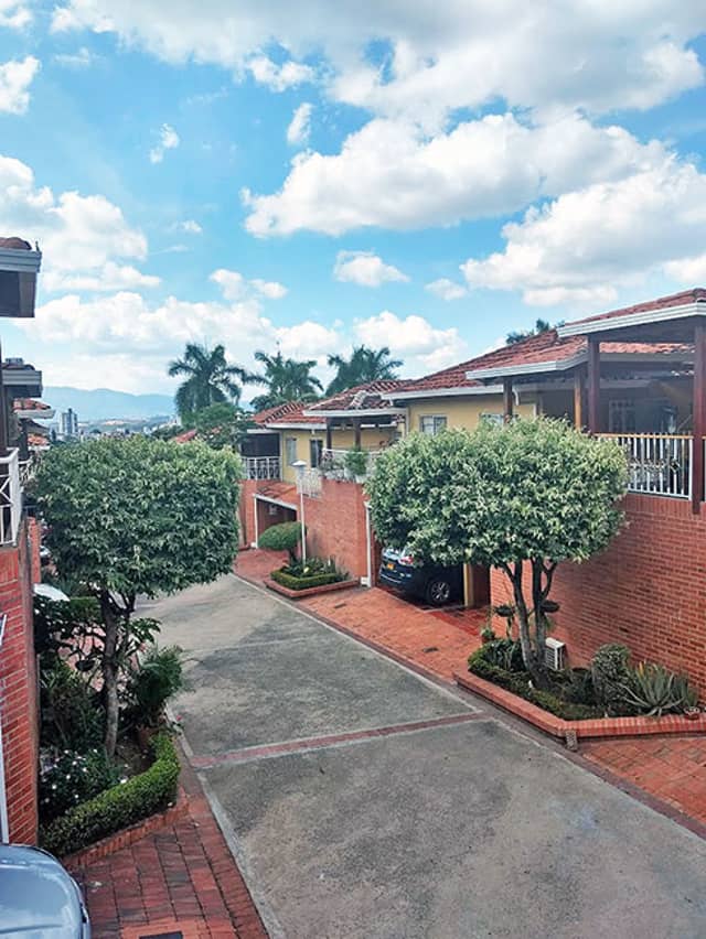 Casa en Remate en Versalles, Floridablanca de 2 plantas con garaje con REF 1449