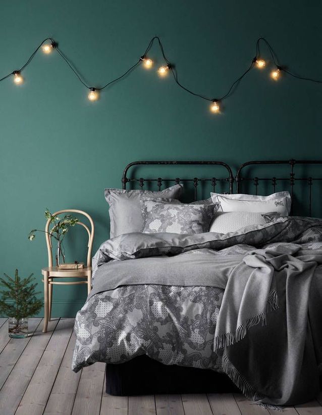 Decoramos su pared con una guirnalda eléctrica.