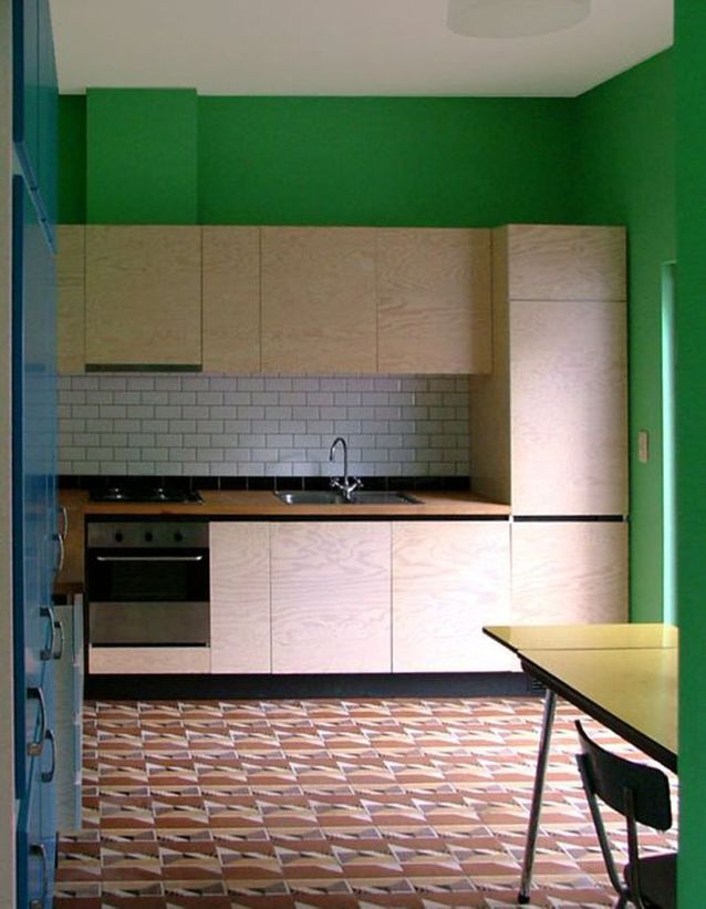 Una cocina de madera despertada por el color