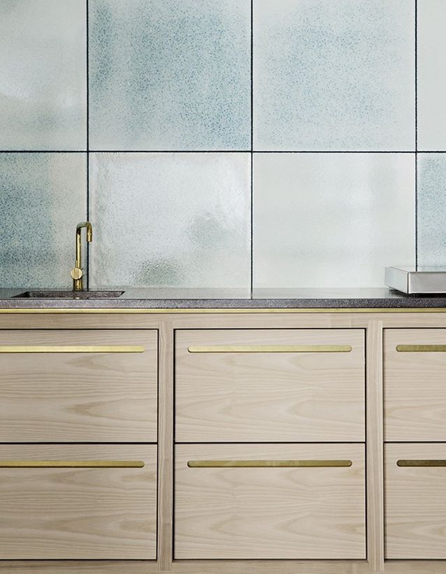 Una cocina de madera resaltada con latón.