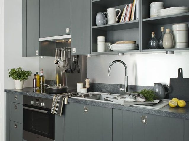Una pequeña cocina con almacenamiento inteligente