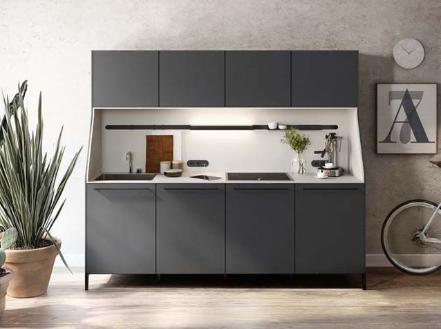 Una cocina pequeña y compacta