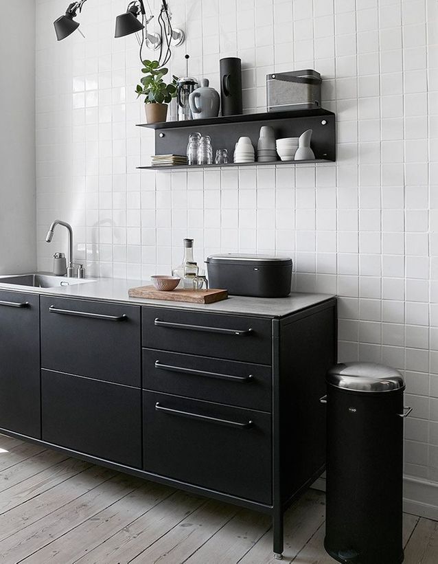Una pequeña cocina decorada como otra habitación