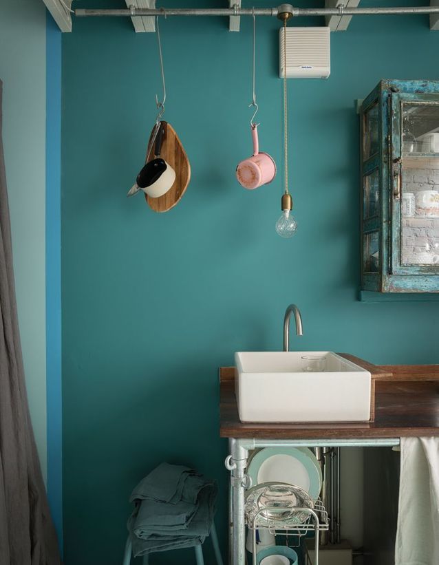 Una pequeña cocina de estilo vintage