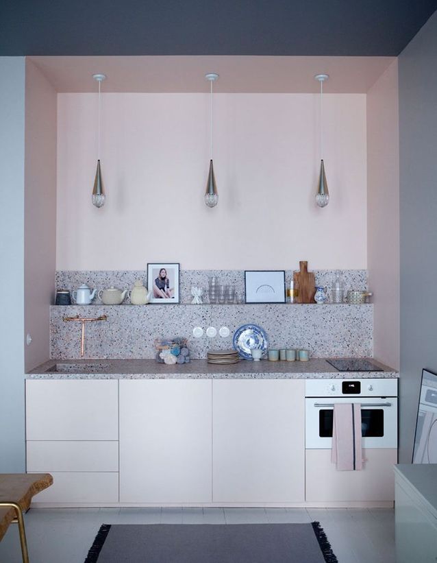 Una pequeña cocina atravesada por un largo estante.