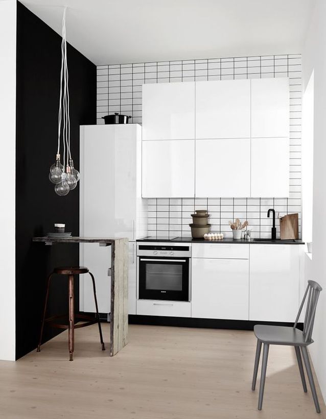 Una pequeña cocina que mezcla estilos decorativos