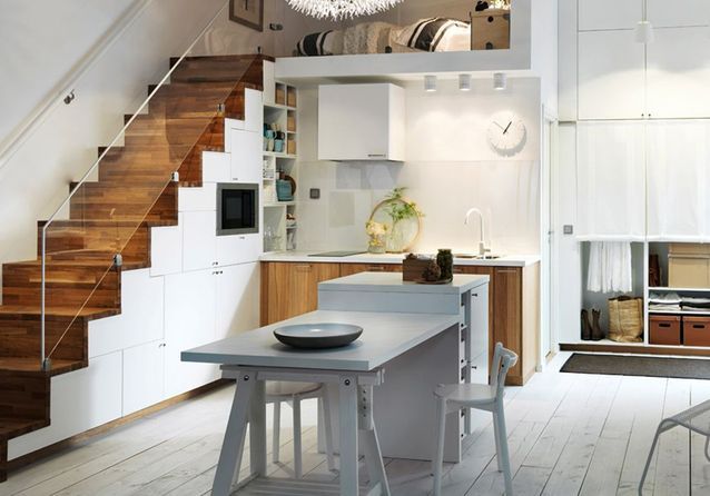 Una pequeña cocina que optimiza el espacio debajo de las escaleras
