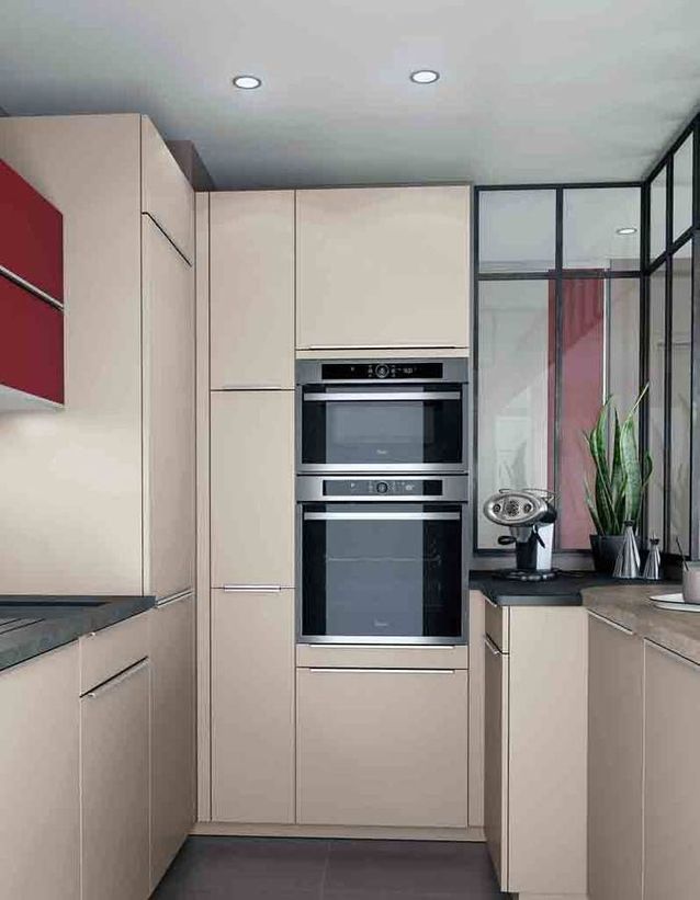 Una pequeña cocina que optimiza la altura del techo