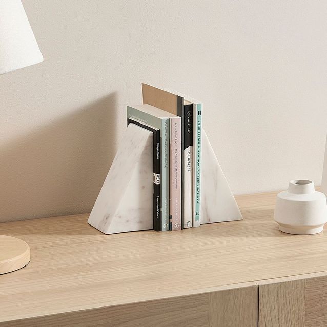 Mármol blanco y muebles de madera clara, una combinación acertada