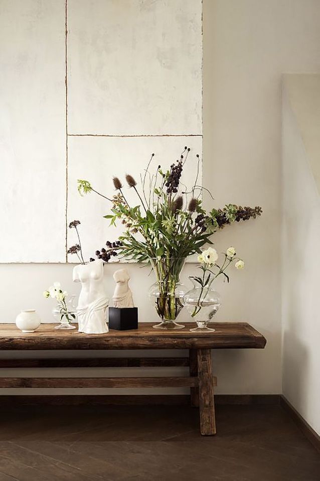 Transforma una escultura decorativa en un jarrón para una decoración romana