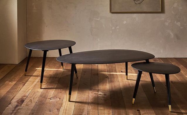 Una mesa auxiliar de ángulo biselado 