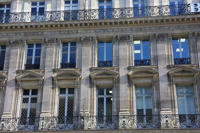 Balcones y ventanas enmarcadas