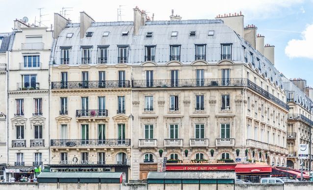 Las tiendas de la planta baja 