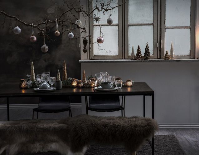 Centro de mesa navideño con vela en forma de abeto