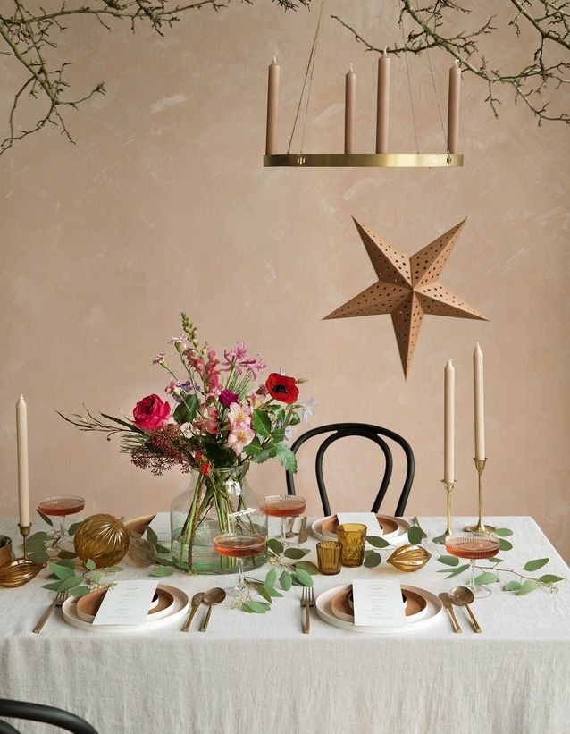 Centro de mesa navideño con ramo de flores