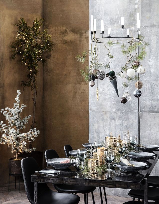 Centro de mesa navideño con candelabro dorado 