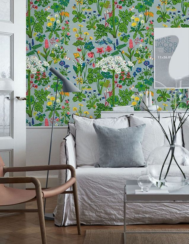 Suponga una pared cubierta con papel tapiz vegetal