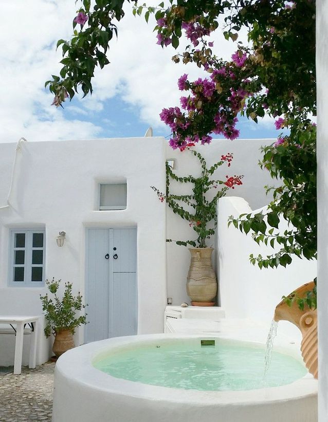 Una piscina pequeña y curvilínea