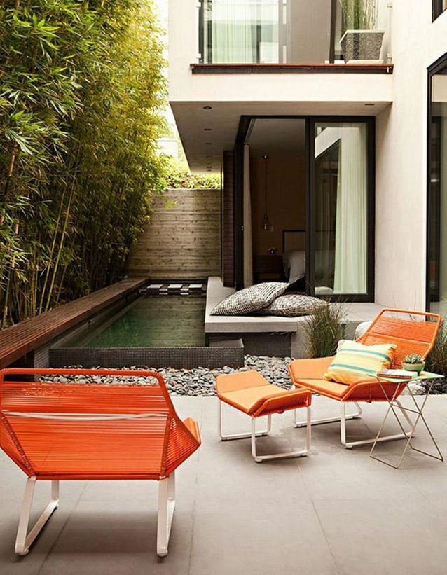 Una pequeña piscina al lado de la casa.