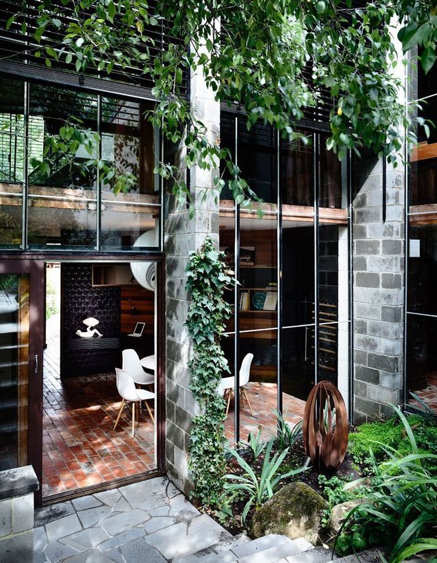 Adopta el techo de vidrio o los ventanales en el patio.