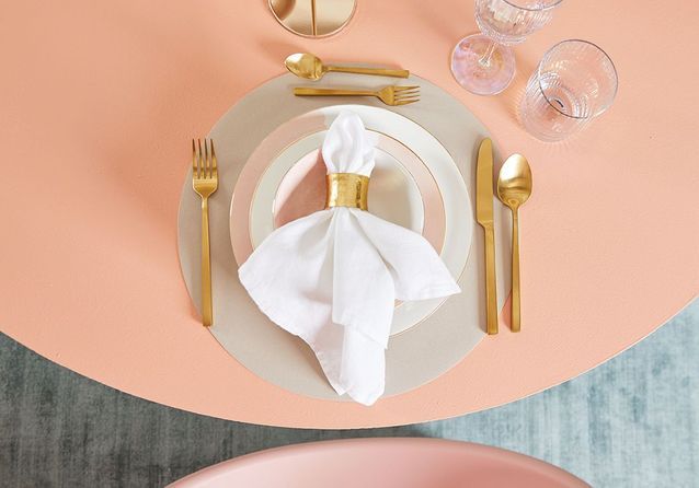 Ambiente rosa empolvado y dorado para una comida individual