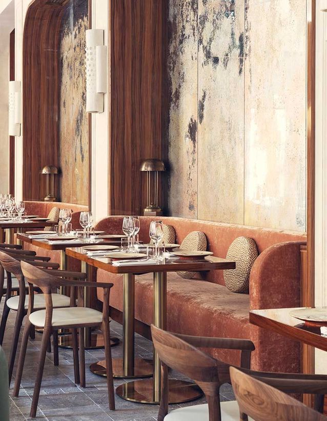 Las alcobas están bañadas por el coral y la luz nacarada de los espejos envejecidos.