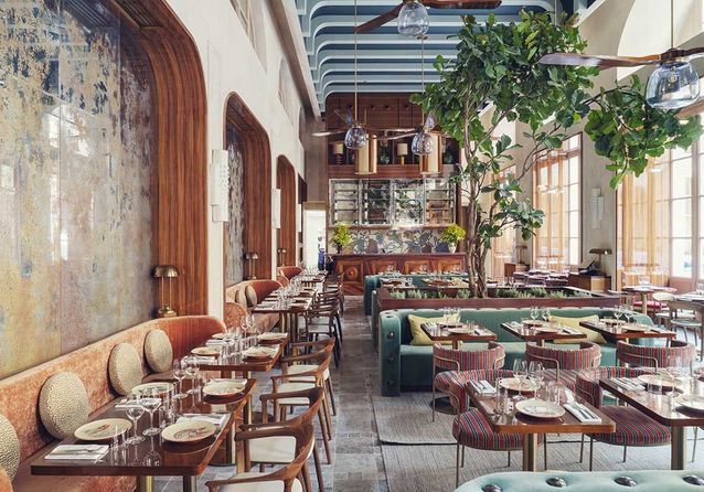 Las alcobas, decoradas con espejos envejecidos, coinciden con las ventanas francesas enumeradas