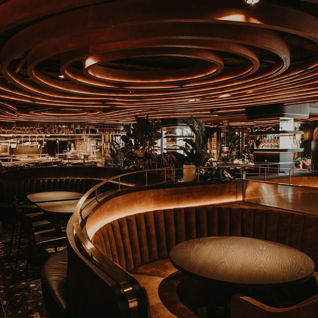 Madera en el corazón del restaurante Leña