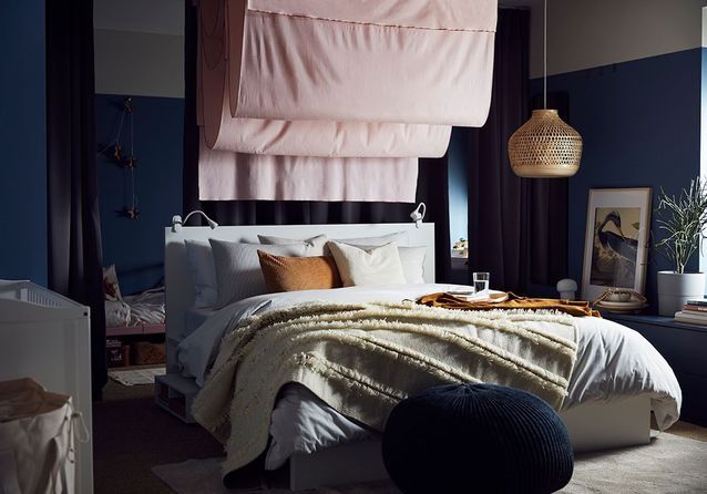 Dormitorio para padres IKEA con rincón infantil