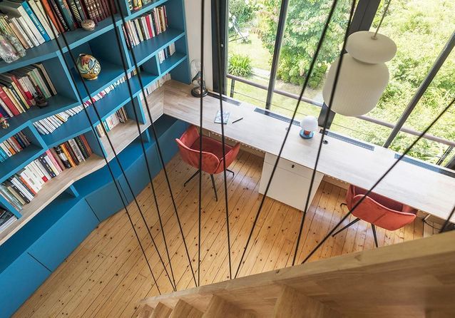 Una oficina bañada en luz