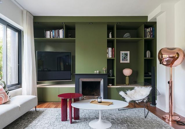 Una sala de estar con almacenamiento incorporado