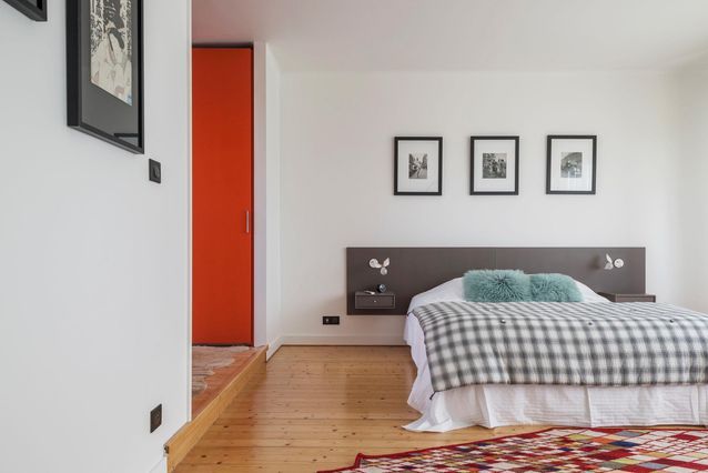 Un dormitorio moderno y luminoso.