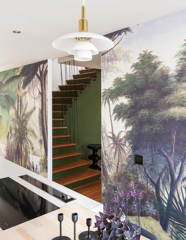 Una cocina con papel pintado al fresco.