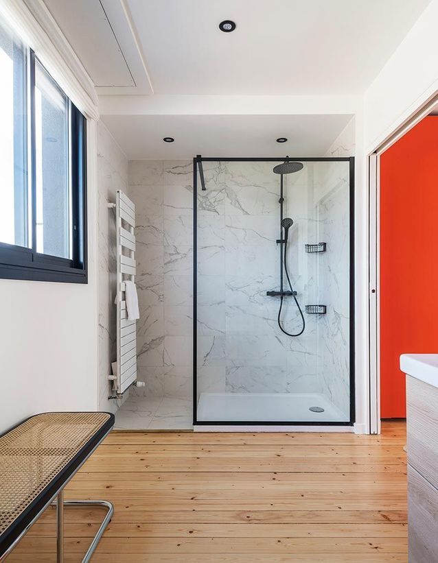 Frente: un gran cuarto de baño