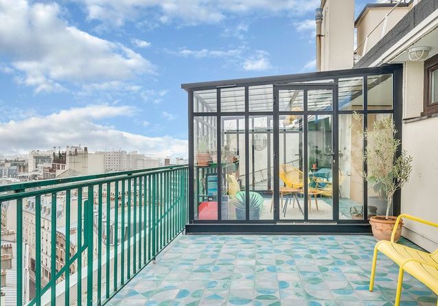 Comedor bajo una terraza