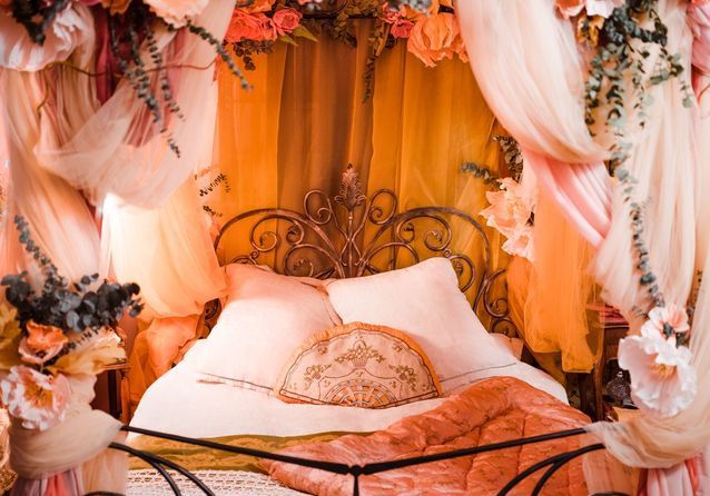 Flores, colgaduras, estampados de antaño... Retrocede en el tiempo con esta decoración