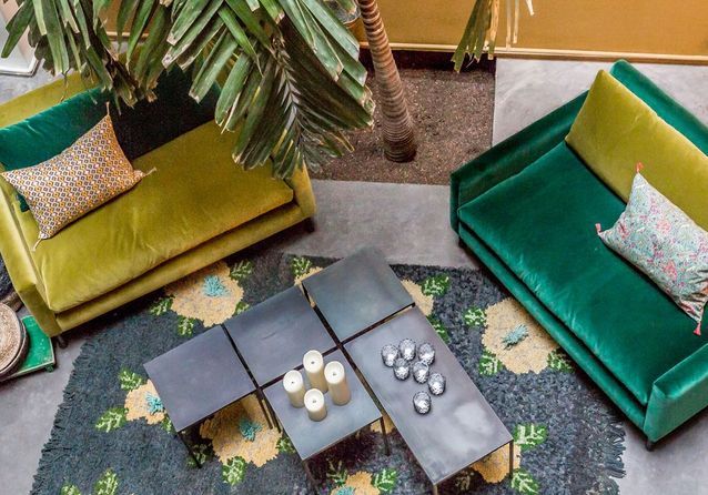 Juega la carta práctica a través de una mesa de centro rota