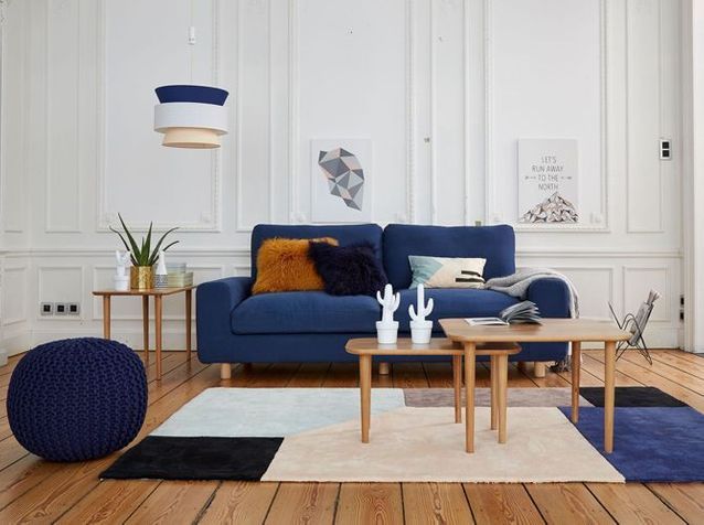 Opta por una decoración gráfica suavizada por muebles de líneas redondas