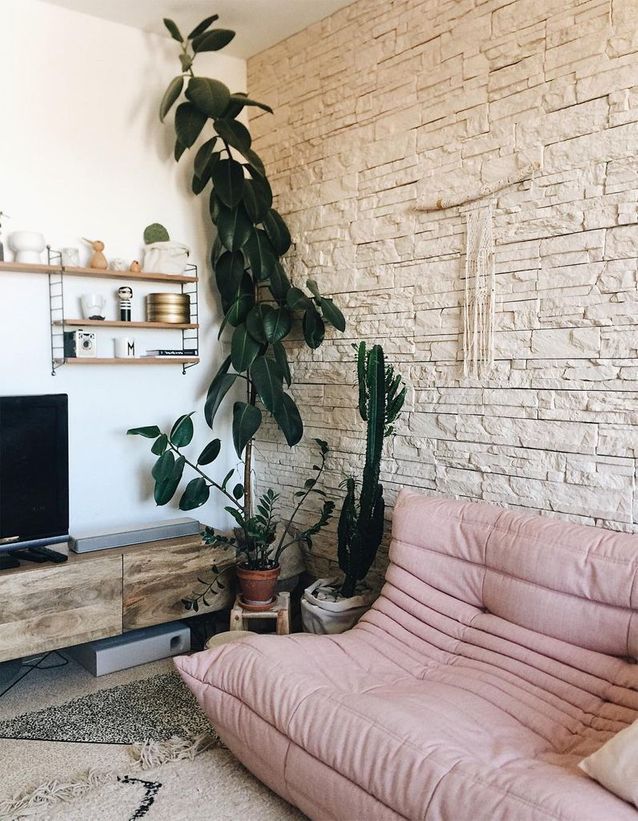 El sofá Togo rosa empolvado mezclado con plantas