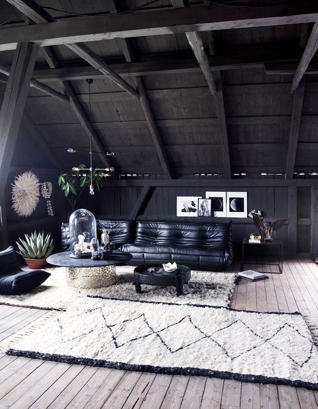 El sofá Togo de cuero negro en una sala de estar en blanco y negro