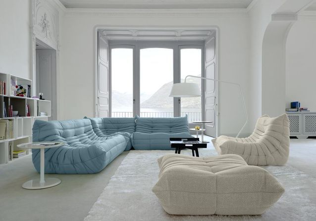 El sofá, la butaca y la otomana Togo en colores suaves para una sala de estar zen