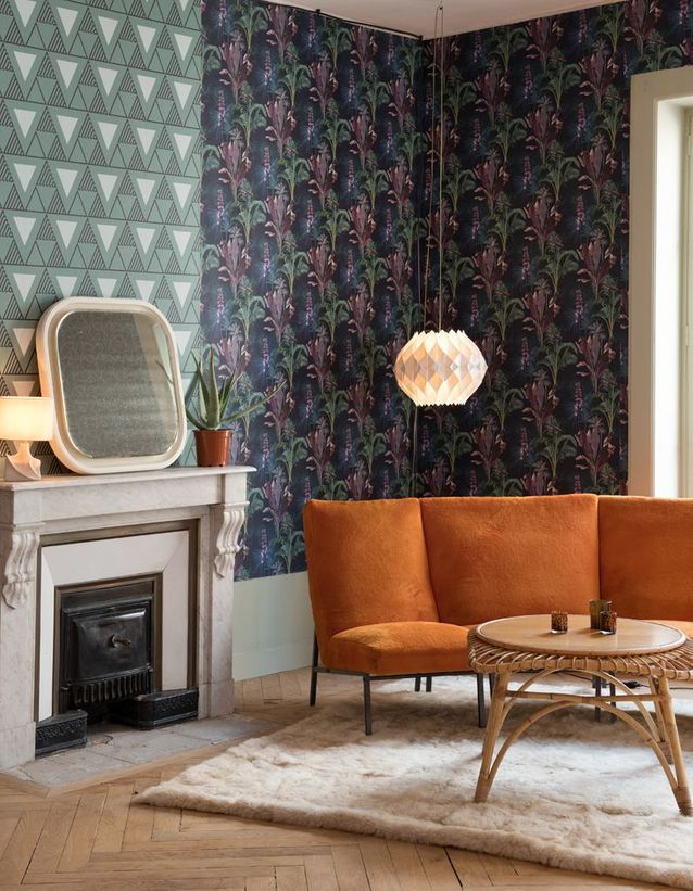 Apueste por una lámpara colgante baja junto a un asiento para un salón acogedor