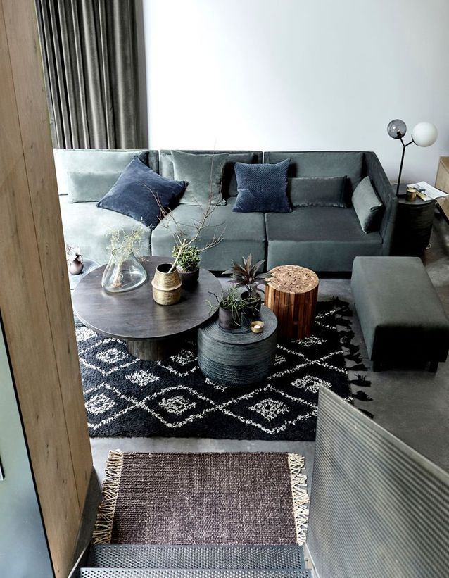 Multiplica las alfombras para una acogedora sala de estar