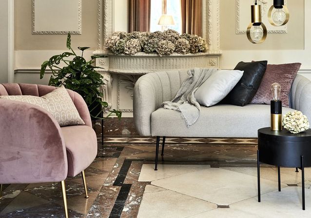 Apuesta por asientos curvilíneos para un salón acogedor