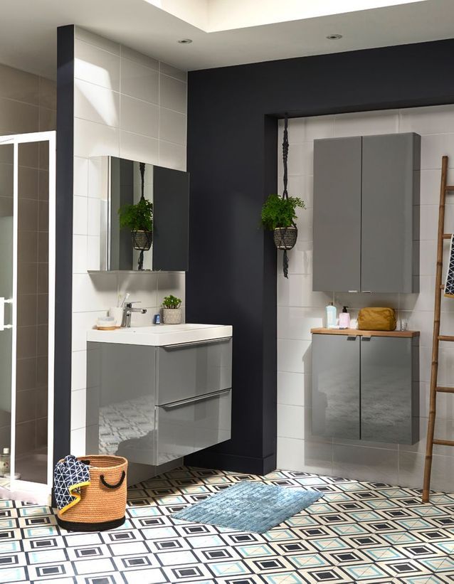 Un baño Castorama que se apoya en armarios de pared muy fina