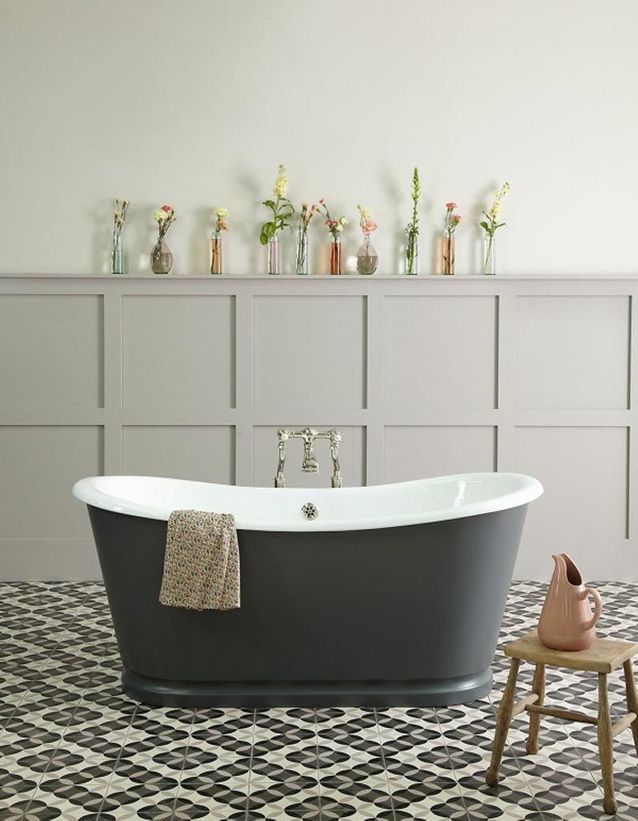 Pequeños ramos de flores frescas acumulados en el baño
