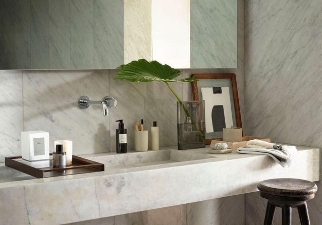Una sábana XXL en un bonito jarrón colocado en el lavabo del baño