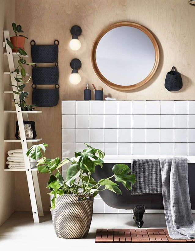 Una planta y su canasta étnica en el baño
