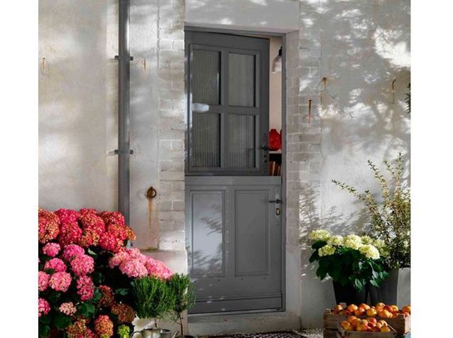Una puerta de entrada de doble apertura.